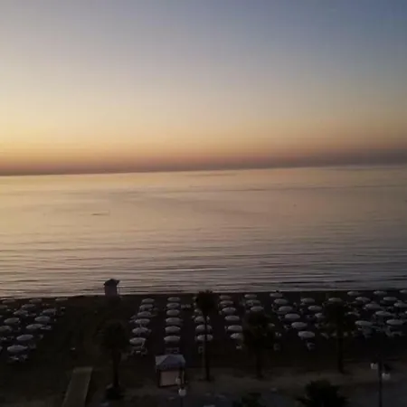 Apartmán Ithaki Phinikoudes No. 102 *