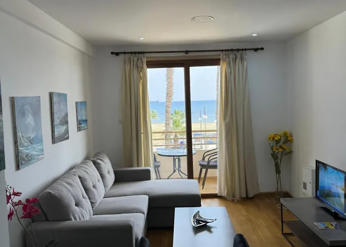 Ithaki Phinikoudes No. 102 Lárnaca